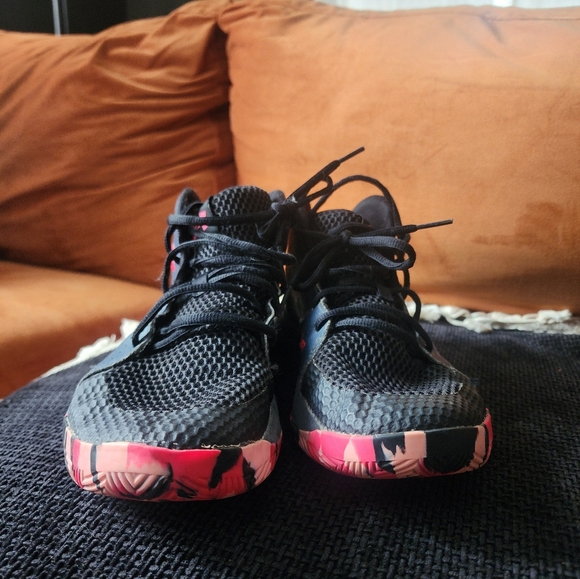 Used Under Armour Youth/Junior size 7 Basketball Shoes - Picture 2 of 5